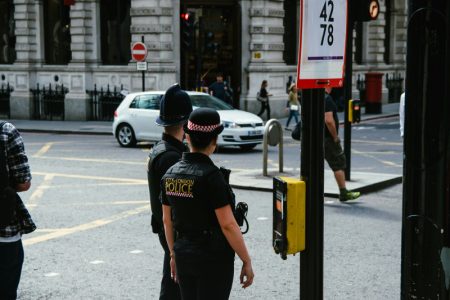Težak napad u Londonu, četvorica muškaraca izbodena nožem: Uhapšena žena
