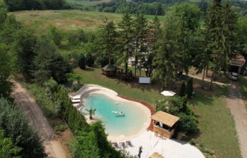 Beg u čarobno zelenilo: Zaplivajte u bazenu nestvarne tropske boje i osećajte se kao na nekoj egzotičnoj destinaciji