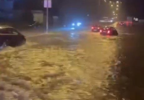 Nevreme protutnjalo Beogradom, voda poplavila ulice, ulazi i u autobus (VIDEO)
