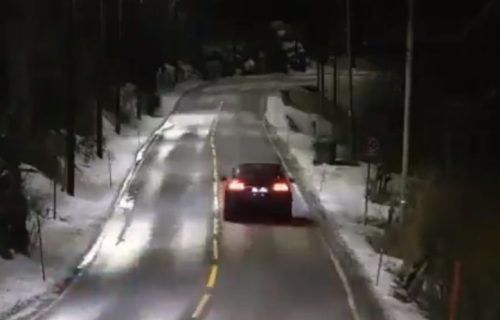 Pametan put koji štedi struju: Pogledajte kako se ulična rasveta aktivira kad naiđe vozilo (VIDEO)