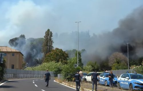 Helikopteri nadleću Rim: Dva velika požara paralisala gradske ulice, izgoreli i automobili