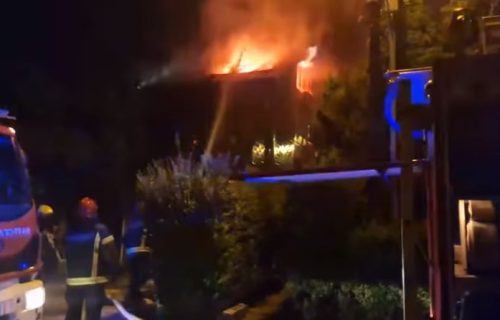 Požar u Višnjici, gore potkrovlje i krov na kući: Vatrogasci se bore sa vatrom (VIDEO)