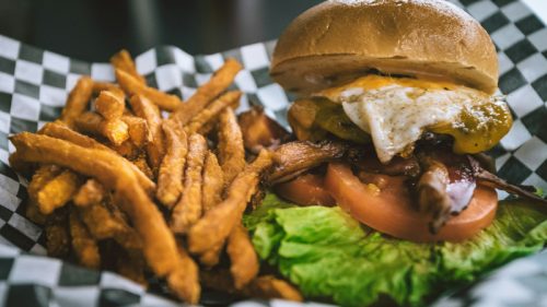 Nutricionisti poručuju: Zdravije je pojesti DVA burgera nego JEDAN burger uz pomfrit