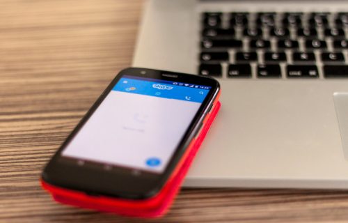 Da li i vas udara NOSTALGIJA? Interesovanje za preklopne telefone postaje sve veće među mladima
