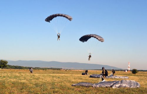 Pogledajte kako izgleda obuka pripadnika 63. padobranske brigade (FOTO GALERIJA)