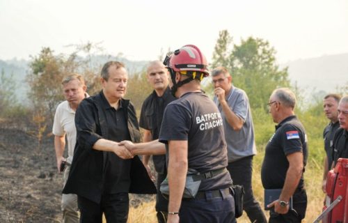 Dačić obišao vatrogasce na Vidliču, gde ogroman požar gase i sa zemlje i iz vazduha