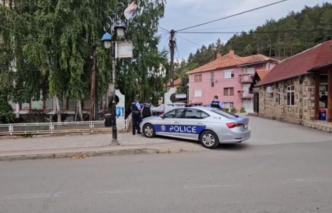 Teror nad Srbima na KiM se nastavlja: Albanci proteruju tri porodice iz Leposavića