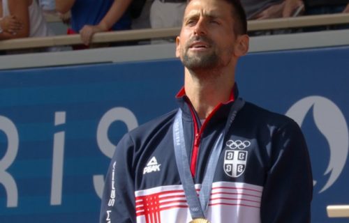 PONOS SRBIJE! Đoković primio medalju i od srca pevao nacionalnu himnu! (VIDEO)