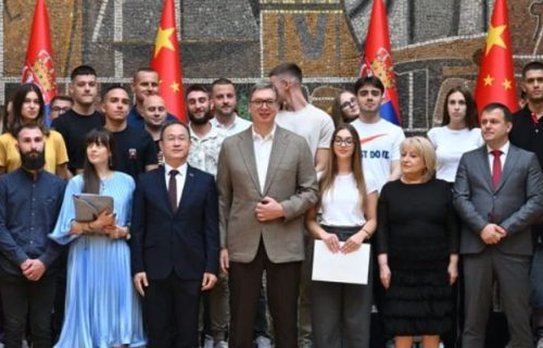 Vučić sa srpskim studentima i srednjoškolcima koji putuju u Kinu: "Ovo je važan dan za sve nas" (VIDEO)