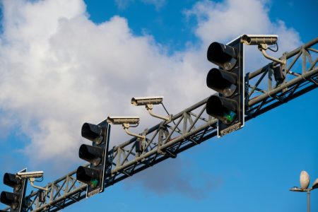 Odgovor koji zanima sve: Koliko daleko “baca” kamera za brzinu?