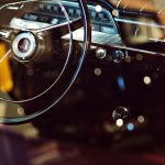 Jeste li primetili ovaj mali ključ ugraviran u plastiku iza volana? Jako je važan
