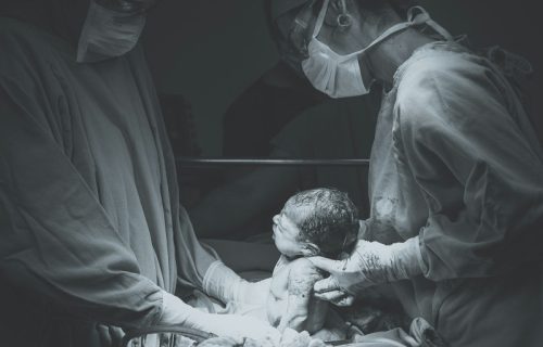 Beba rođena sa metkom u telu! Otac se igrao vazdušnom puškom, rikošet pogodio trudnicu u stomak
