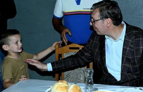 "Čika Aleksandre, napravi mi put pa da se ženim": Vučić razgovarao sa meštanima Gornje Male, fotografijom oduševio sve (FOTO)