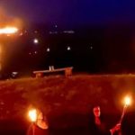 Albanci zapalili tri velika krsta kod Gračanice! Eparhija SPC: "Skrnavili najsvetiji hrišćanski simbol u ime perverzne umetnosti" (FOTO)