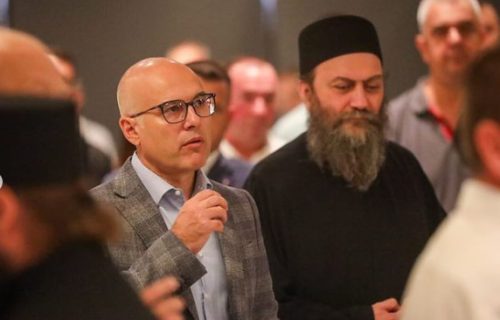 Vučević u Sremskoj Kamenici prisustvovao donatorskoj večeri povodom obnove Hilandara (FOTO)