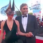 Ko je gospodin Lejdi Gage, koga je očarano predstavila na Filmskom festivalu u Veneciji?(VIDEO)
