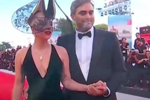 Ko je gospodin Lejdi Gage, koga je očarano predstavila na Filmskom festivalu u Veneciji?(VIDEO)