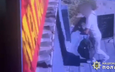 Uleteo u prodavnicu sa puškom i nasumice krenuo da puca: Kamera zabeležila stravične momente u Kijevu
