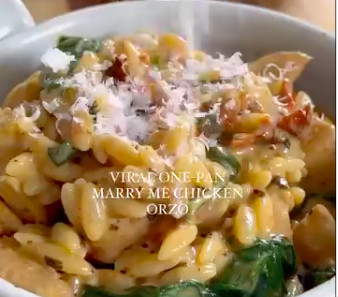 Orzo sa pilećim belim mesom: Lagano, kremasto jelo, koje osvaja teksturom (RECEPT+VIDEO)