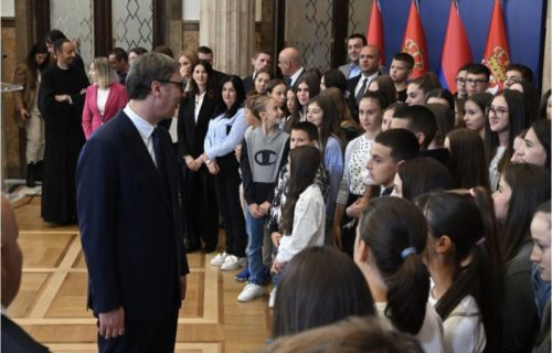 "Petra se malo iznenadila, a ja sam pokušao i da otpevam rođendansku pesmu": Predsednik priredio iznenađenje za Petru iz Bileće (VIDEO)