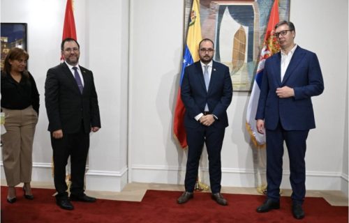 Vučić odlikovao zamenika stalnog predstavnika Venecuele pri UN: "Orden srpske zastave prvog stepena nije samo lično priznanje" (FOTO)