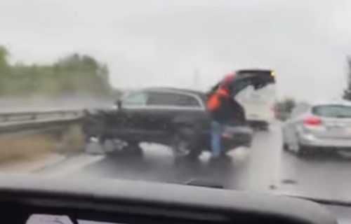 Nesreća na auto-putu kod "Laste": Džip se zakucao u ogradu, saobraćaj se odvija usporeno, stvara se gužva (VIDEO)