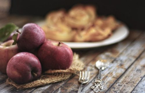 Jastučići sa jabukama: Sasvim jednostavan i brz desert (RECEPT+VIDEO)