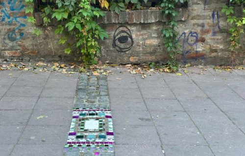 Beogradske rupe na trotoarima, pretvorene u umetnička dela (VIDEO)