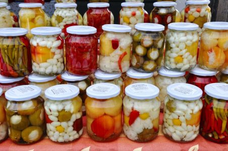 Isplati li se zimnica ove godine? Detaljan proračun po tegli za sve od ajvara, preko turšije, do džema