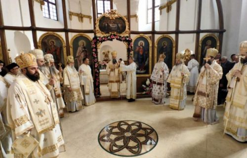 Hram blagosloven za sve ljude: Patrijarh Porfirije osveštao obnovljenu Sabornu crkvu svetog Dimitrija u Dalju (FOTO)