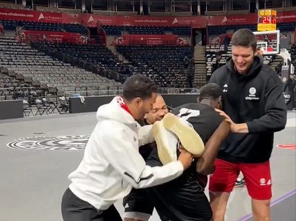 Bonga imao susret sa bivšim saigračima: Neki su u šali odlučili malo da ga udare! (VIDEO)