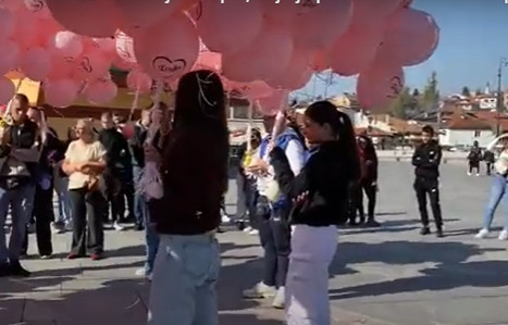 Porodica i prijatelji neutešni: Pušteni baloni u čast devojke koja je umrla posle posete zubaru (VIDEO)
