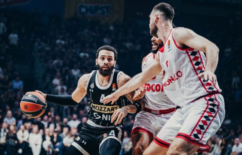 Strašna borba u Beogradu: Nervozni Partizan u problemu na polovini utakmice (FOTO)
