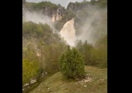 Pogledajte kako je izgledala katastrofa u Crnoj Gori: Reka odnela mostove i puteve (VIDEO)
