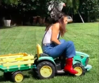 I kokoške mogu da te iznenade, da se naježiš: Uverila se glumica Dženifer Garner (VIDEO)