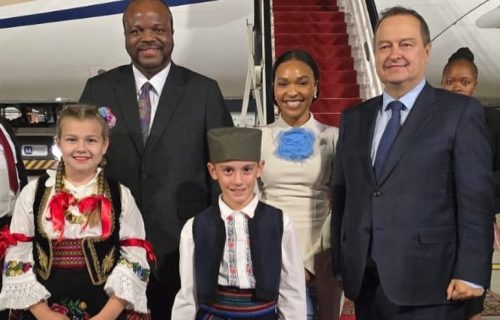 Kralj Esvatinija stigao u Beograd: Na aerodromu ga dočekao ministar Dačić (FOTO)