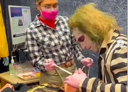 Dok pacijenti leže na zubarskim stolicama, bezglavi doktori im slikaju zube: Zubna ordinacija u Noći veštica (VIDEO)