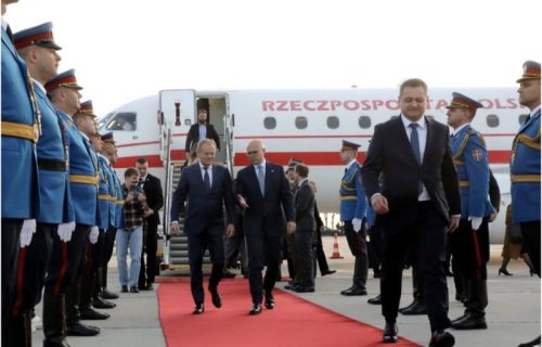 Premijer Poljske stigao u Beograd: Dočekao ga je Vučević, sledi večera u prisustvu Vučića i Micotakisa (FOTO)