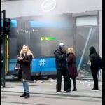 Drama u Oslu: Tramvaj uleteo u prodavnicu, ima povređenih (VIDEO)