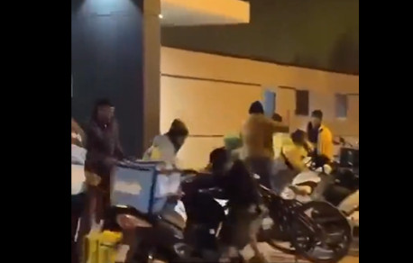 Dve kompanije i fizički zaratile u Zagrebu: Pogledajte masovnu tuču dostavljača hrane (VIDEO)