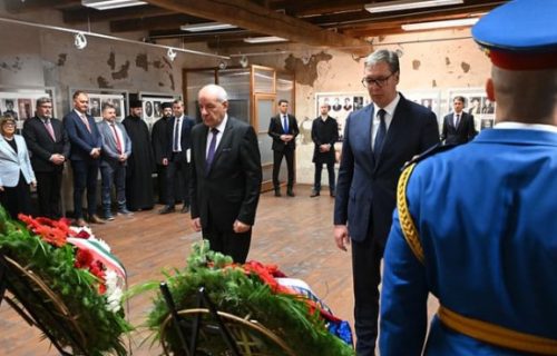 Vučić i Šujok u Čurugu položili vence na Spomenik pomirenja i u Muzeju žrtava racije (FOTO)