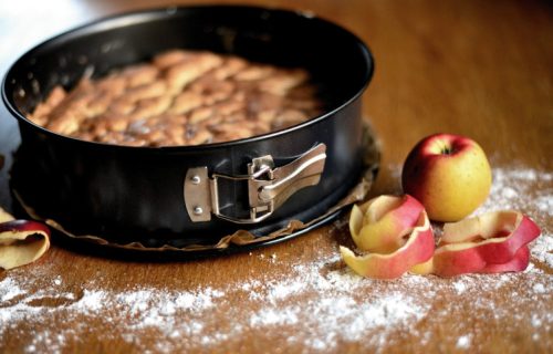 Ako volite jabuke, ovo je super slatkiš: Voćni pire zapečen u rerni (VIDEO+RECEPT)