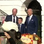 Dve ćurke, Breskva i Cvet, postaju ambasadorke: Bajden ih pomilovao pred Dan zahvalnosti (VIDEO)