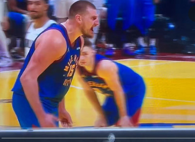 Jokić pobesneo zbog odluke, pa iskalio bes na sudiji, čudom izbegao tehničku grešku (VIDEO)