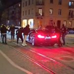 Neredi na ulicama Ciriha: Besni navijači Srbije napali vozača BMW-a (VIDEO)