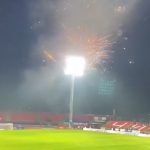 Meč počeo vatrometom, navijači od starta navijali: Neprimerena scena u Superligi tokom Dana žalosti (VIDEO)