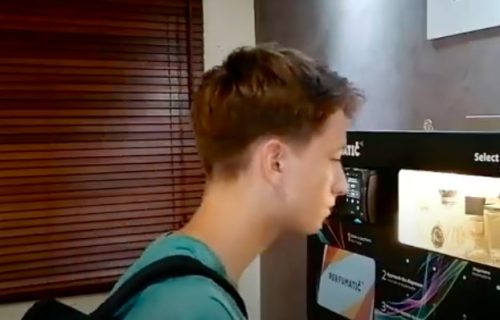 Umesto čokoladica, u vending automatima parfemi: Jednostavan i brz način da zamirišete (VIDEO)