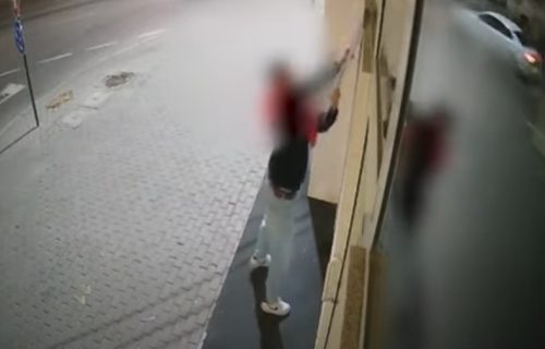 Skrnavio državne simbole Srbije u Konzulatu u Kumanovu: Priveden maloletnik zbog vandalizma (VIDEO)