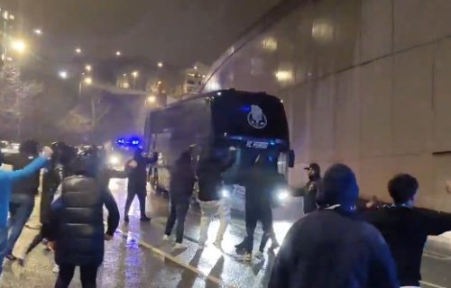 Navijači napali igrače Porta: Gađali bakljom klupski autobus (VIDEO)