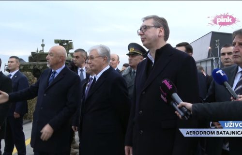 Predsednik Vučić i Tokajev prisustvovali prikazu vojne opreme i naoružanja u Batajnici (VIDEO)